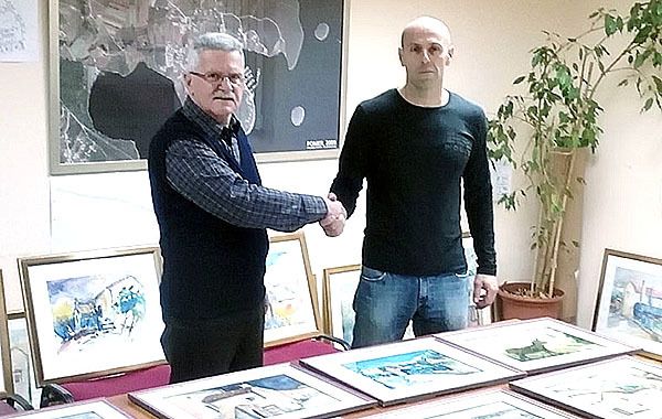 Predsjedniku Mjesnog odbora Pomer Valteru Terleviću slike je u ime autora predao povjesničar umjetnosti Otmar Širec 
