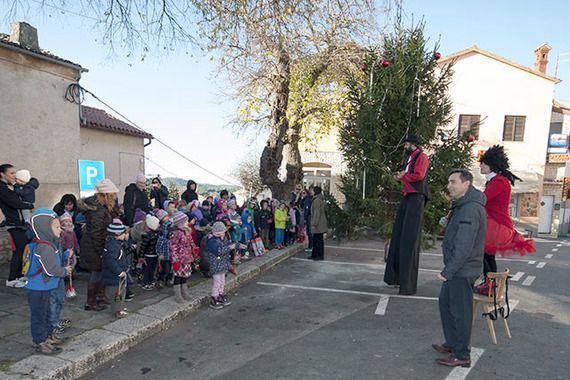 Djeca kitila božićnu jelku na trgu u Medulinu