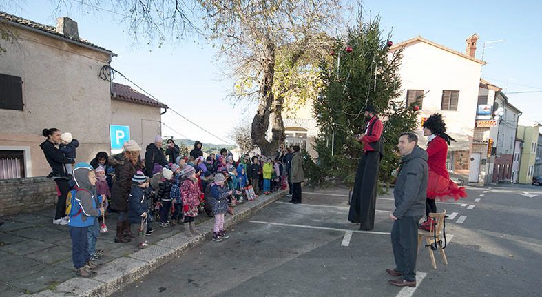Načelnik Goran Buić i čarobnjak Dugi s medulinskim mališanima