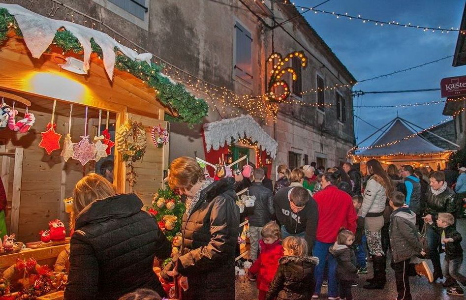 U ulici Kuće Djeda Mraza postavljene su kućice s prigodnom božićnom ponudom