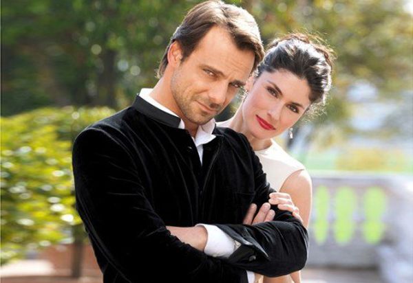 U glavnoj ulozi nastupa Anna Valle, Miss Italije iz 1996. godine