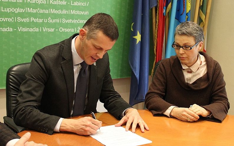 Valter Flego i Jasmina Bavoljak potpisuju aneks Pisma namjere o suradnji na projektu