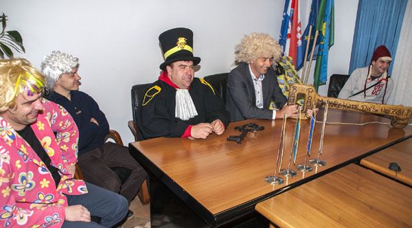 Maškare u općinskoj vijećnici