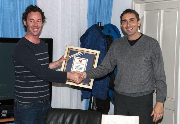 Marko Pustijanac uručuje plaketu Goranu Buiću
