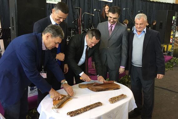 Kad svečanu vrpcu zamijeni kobasica