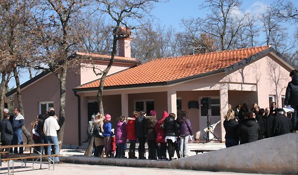 Vrata Društvenog doma u Kukcima i službeno su otvorena pred okupljenim mještanima, partnerima i predstavnicima Grada Poreča