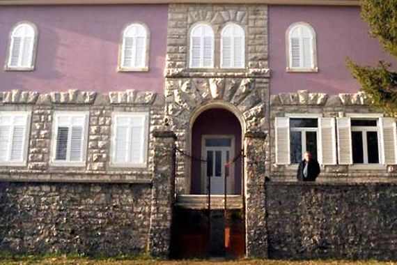 Bazgalji: Sa zgrade škole ukradene kamene erte