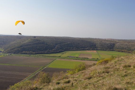 Na uzletištu u Kašteliru teško ozlijeđen paraglajder