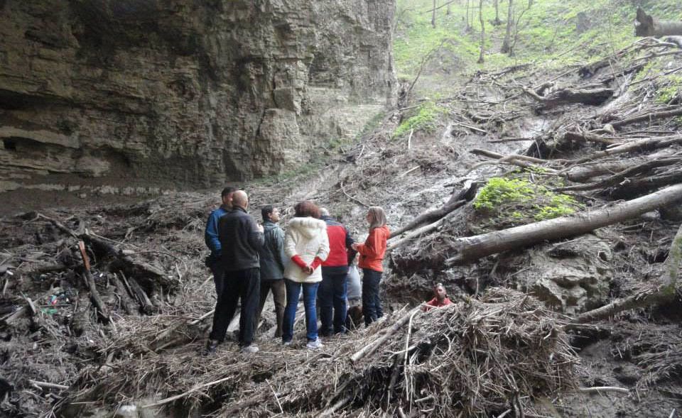 Radni tim sa speleolozima i predstavnicima Hrvatskih šuma u Pazinskoj jami