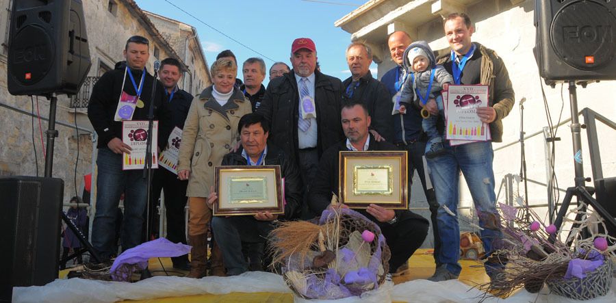 Svi zlatnom medaljom nagrađeni vinari na čelu s Giancarlom Ziganteom i Klaudiom Tomazom te Ivanom Mijandrušićem i Sanjom Radeka