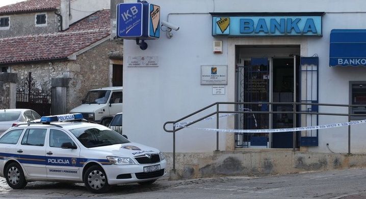 Policijski službenici intenzivno tragaju za razbojnicima