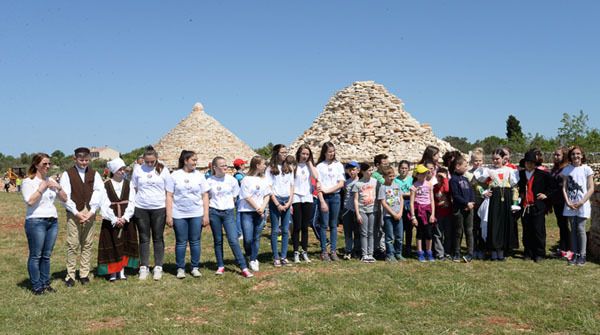 Iako je samo otvorenje bilo predviđeno za 11 sati, učenici prva 4 razreda vodnjanske osnovne škole, počeli su pristizati već oko 9 sati
