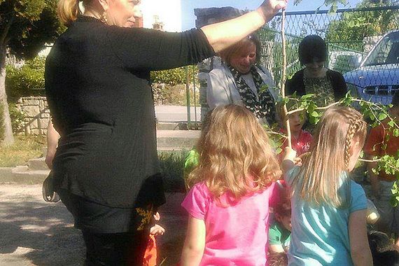 Rovinjske IDS-ovke za Majčin dan sadile cvijeće u dječjim vrtićima 