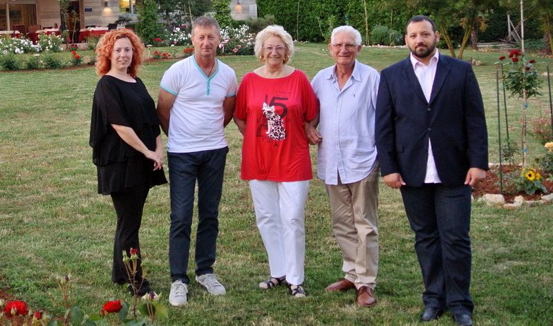Ispred Gradske podružnice IDS-a Umag: Natalija Baioch Zakinja - članica MO Savudrija i predsjednica IDS-a Ogranka Savudrija; Dario Makovac - član predsjedništva podružnice i predsjednik Kluba vijećnika IDS-a; Slaven Paić - član predsjedništva podružnice i gradski vijećnik IDS-a