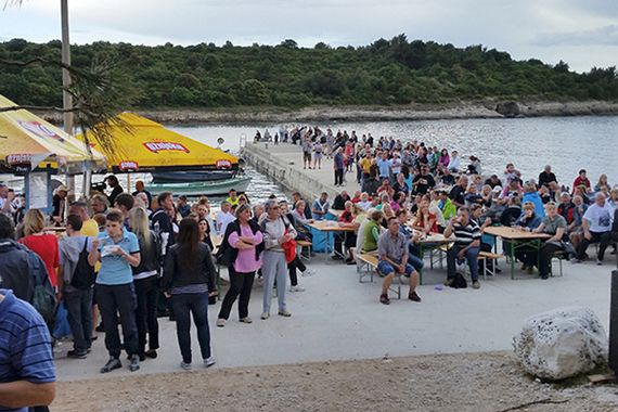 Na Fešti od raki u Premanturi podijeljeno 700 porcija brudeta s palentom