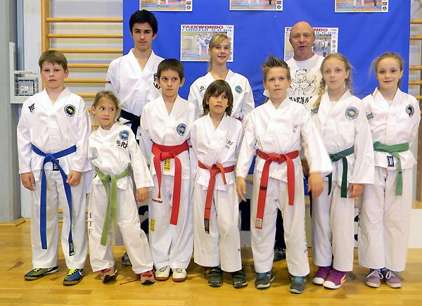 Prvi red: Dario Zović, Hana Zuber, Alek Kušar, Sandi Stenta, Michael Stenta, Eva Uhač i Martina Grabar. Drugi red: Marko Džin, Karin Kariko i trener Edi Višković