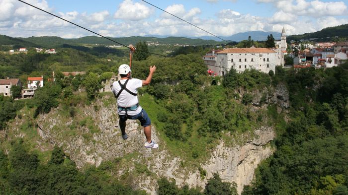 Otvor jame se nalazi ispod 100 metara visoke litice
