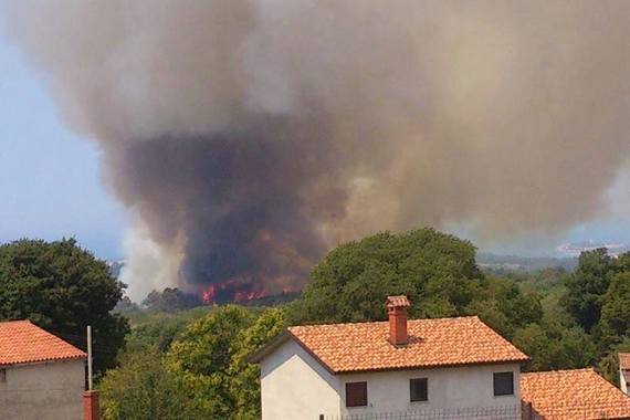 Veliki požar između Tara i Kaštelira