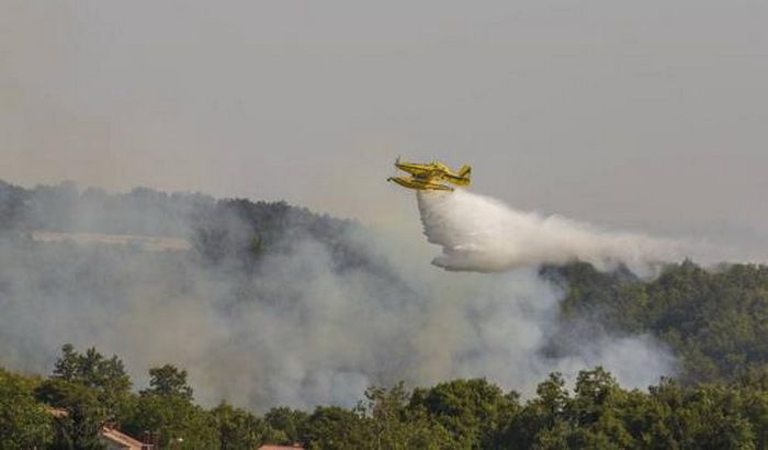 U gašenju je sudjelovao i air tractor (foto: Massimo Pulić)