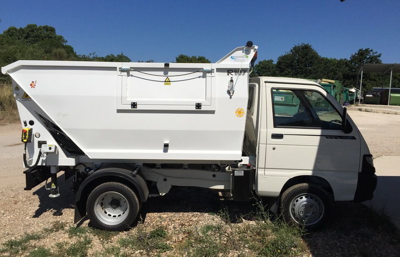 64-godišnjak je palicom oštetio komunalno vozilo Piaggio Porter