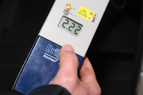 Pijani vozač rušio ograde i razbijao aute na fešti  Sv. Roka u Brtonigli
