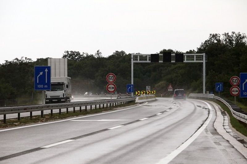 Drogirani Porečan vozio bez dozvole i prevrnuo se na Ipsilonu  