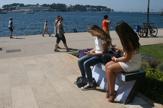 Poreč prvi u Istri dobio pametnu klupu: Puni mobitele i spaja na WiFi