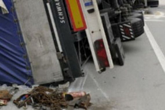 Kod Berma se prevrnuo kamion s drvenim trupcima