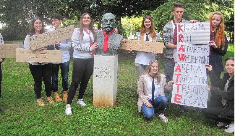 Kravata na spomeniku Matka Laginje