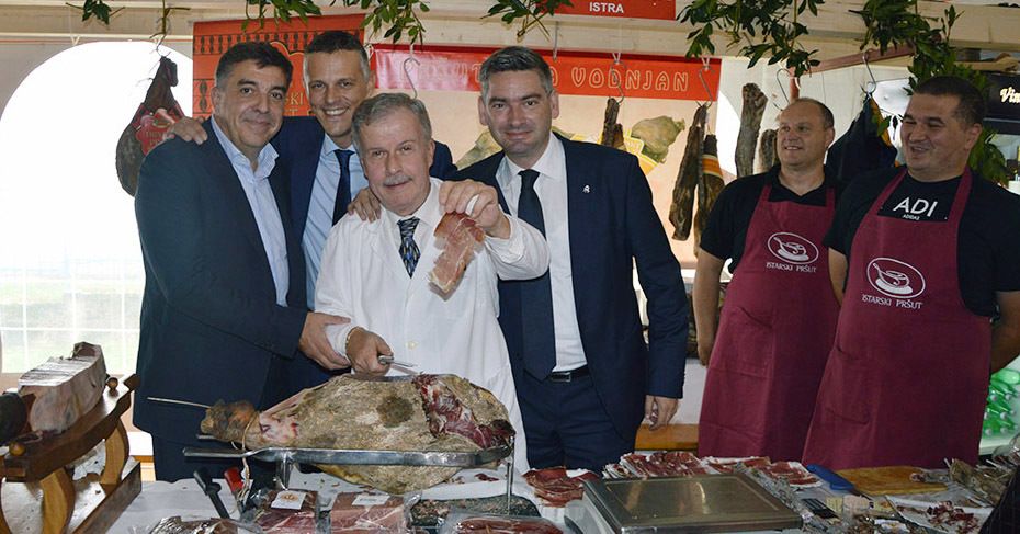 Tulio Demetlika, Boris Miletić i Valter Flego sa šampionom istarkog pršuta Milanom Antolovićem