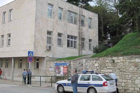 Privedeni vozač razbio prozor policijske postaje i napao policajca