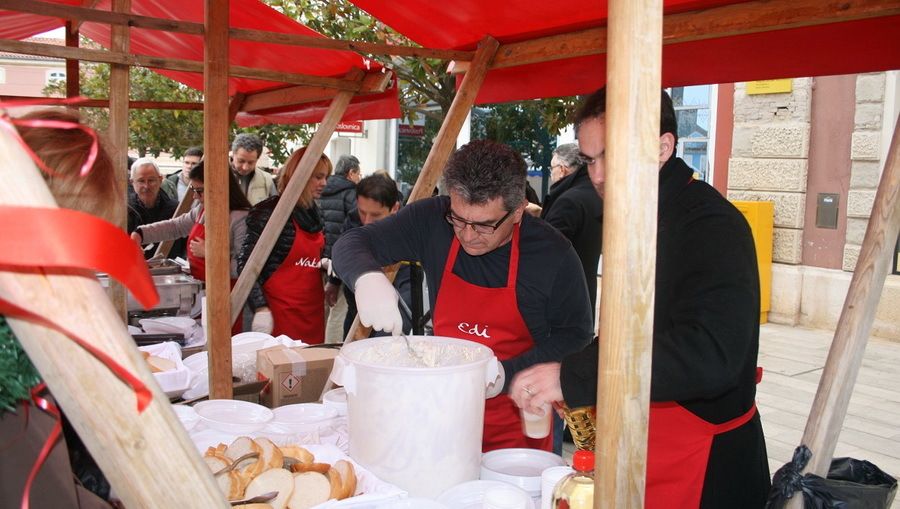 Besplatan bakalar, sardele i vino građanima je dijelo i gradonačelnik Edi Štifanić