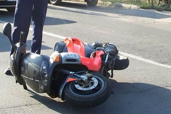 Bašarinka: Pijani mopedist bez kacige pao u kružnom toku