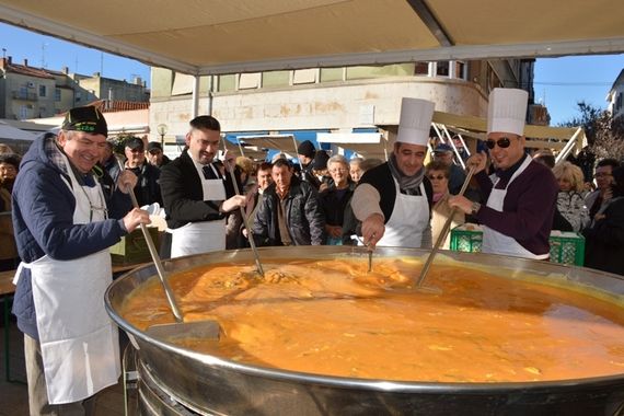 Građani Pule počašćeni fritajom od 2016 jaja s kobasicama