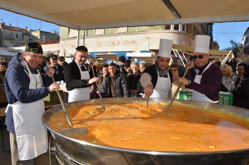 Svoj doprinos u pripremi fritajedao je i pulski gradonačelnik Boris Miletić