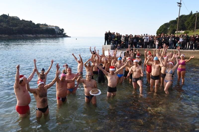 Prvi ovogodišnji kupači u Puli (foto: tportal)