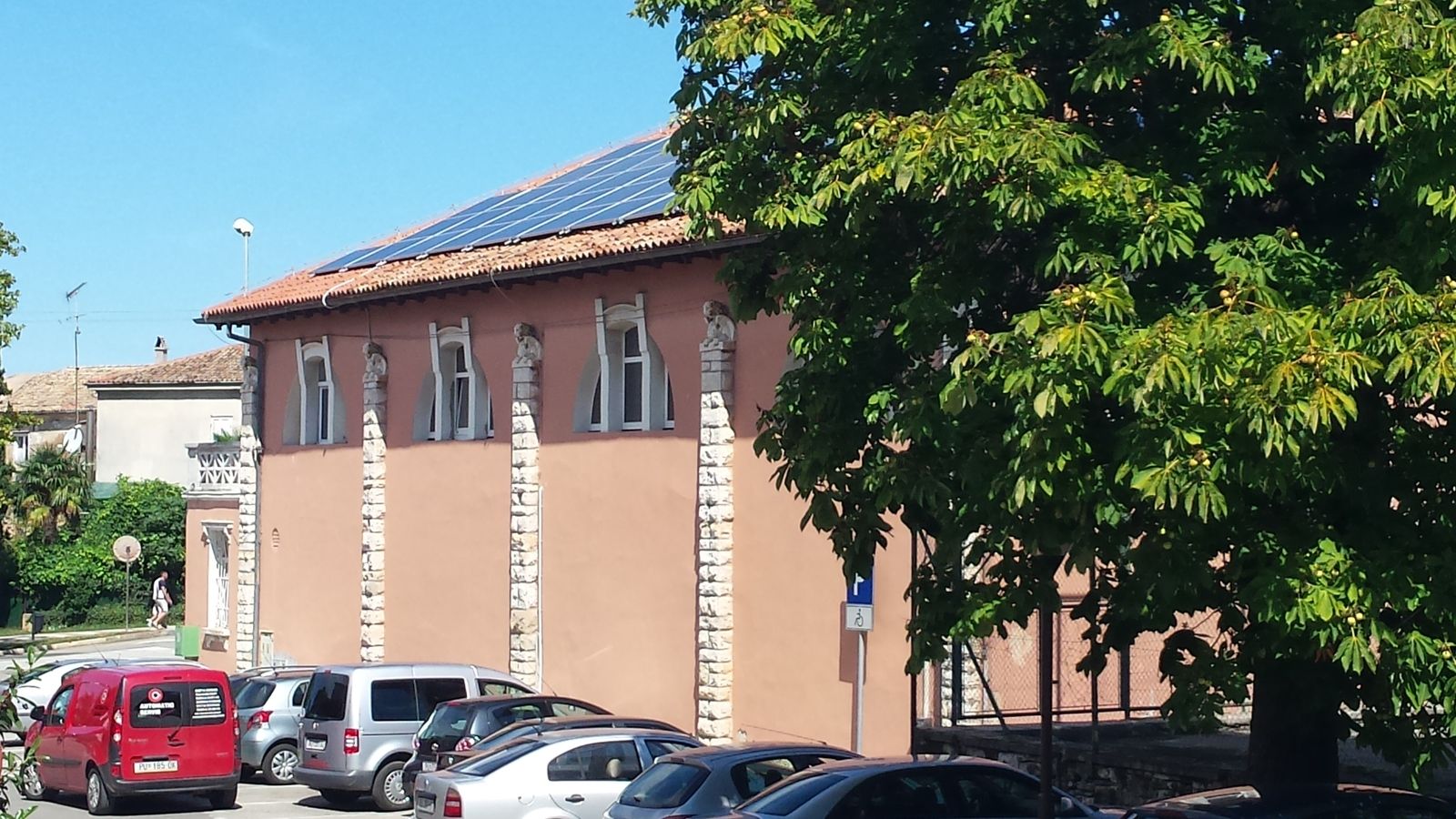 U sklopu projekta ''Sunčane elektrane Grada Poreča'' na krovove osam objekata javne namjene postavljene su sunčane elektrane