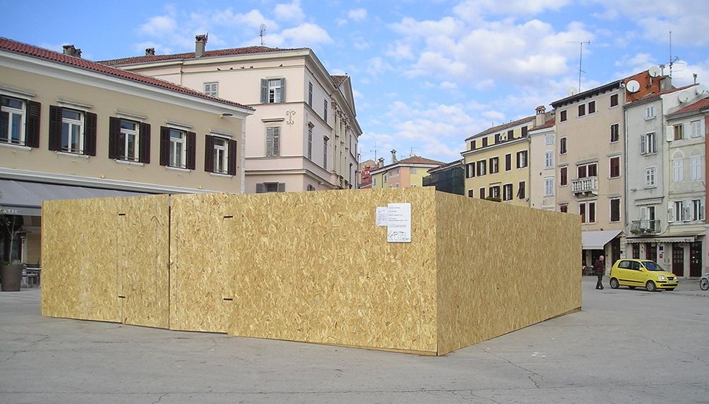Fontana je okružena visokim oplatama iza kojih se izvode radovi 