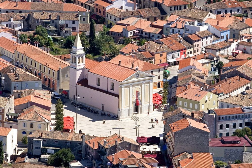 U odnosu na državni prosjek od 47,87% riješenosti predanih zahtjeva, Poreč svojim visokim rezultatom zauzima prvo mjesto u Istarskoj županiji te drugo u Hrvatskoj