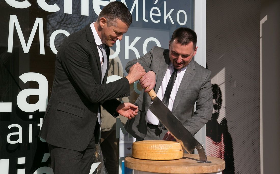 Degustacijsku salu su, simboličnim rezanjem velikog sira Veli Jože, otvorili župan Valter Flego i vlasnik tvrtke Sandi Orbanić