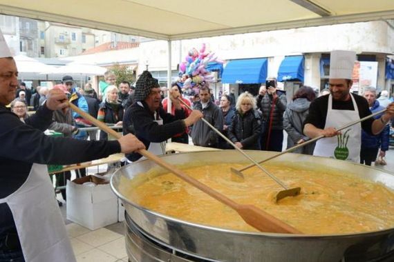 U Puli podijeljena uskršnja fritaja od 1.500 jaja i 18 kila šparuga