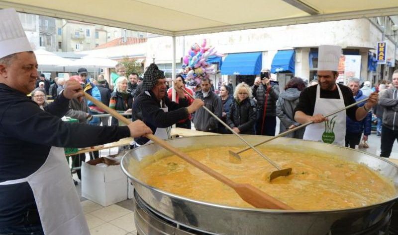 Za pripremu fritaje zaduženi su bili Budimir Žižović i tim Rock Caffea te direktor Tržnice Pula Renato Perc
