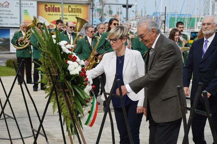 Polaganje vijenaca na spomenik palim borcima u Puli 