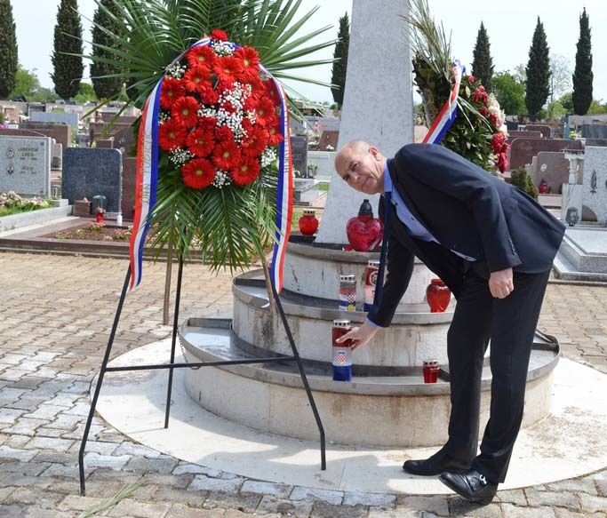 Vijenac i svijeća na umaškom gradskom groblju