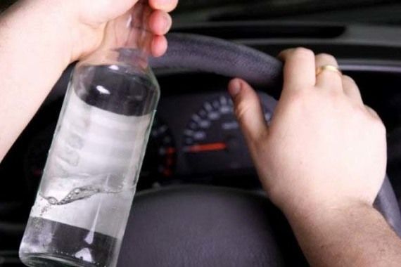 Pijan vozio unazad, udario u auto pa se potukao