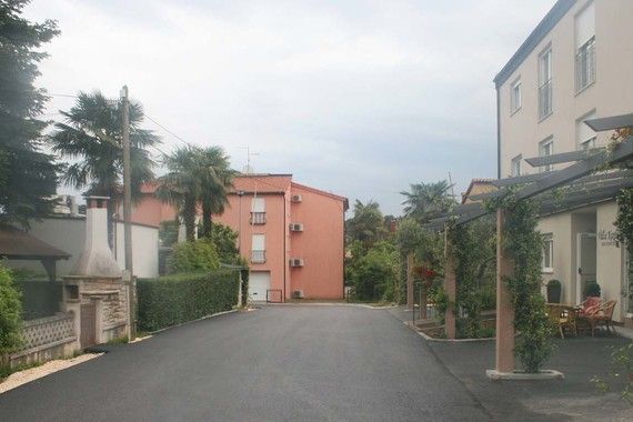 Asfaltirana cesta između ulica A. Butorac i I. Lole Ribara u Poreču