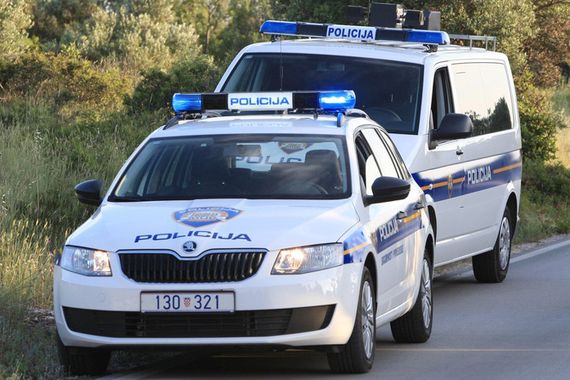 Pijan bacao namještaj po parkiralištu u Poreču