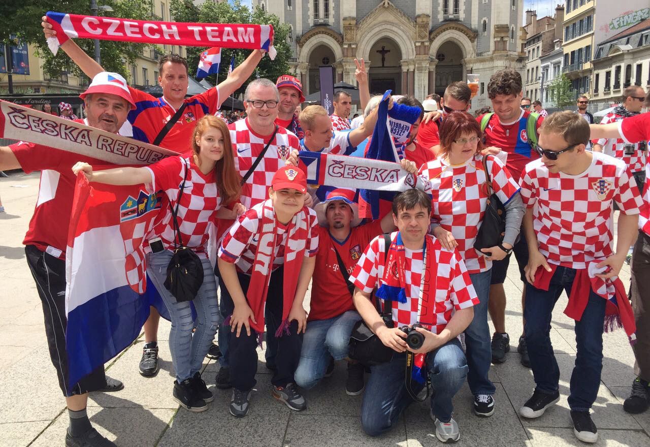 Zajednička fotografija hrvatskih i čeških navijača