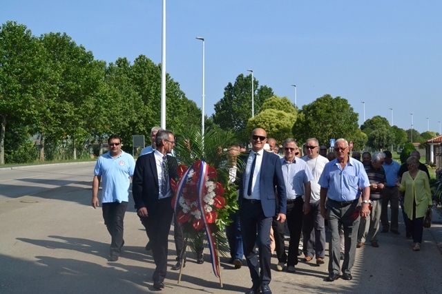 Polaganje vijenaca kod središnjeg križa