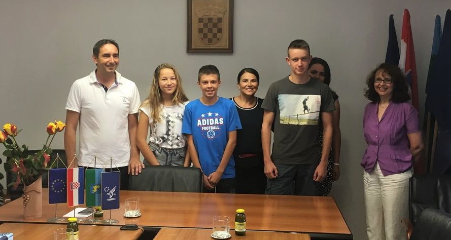 Načelnik Buić s nagrađenim učenicima
